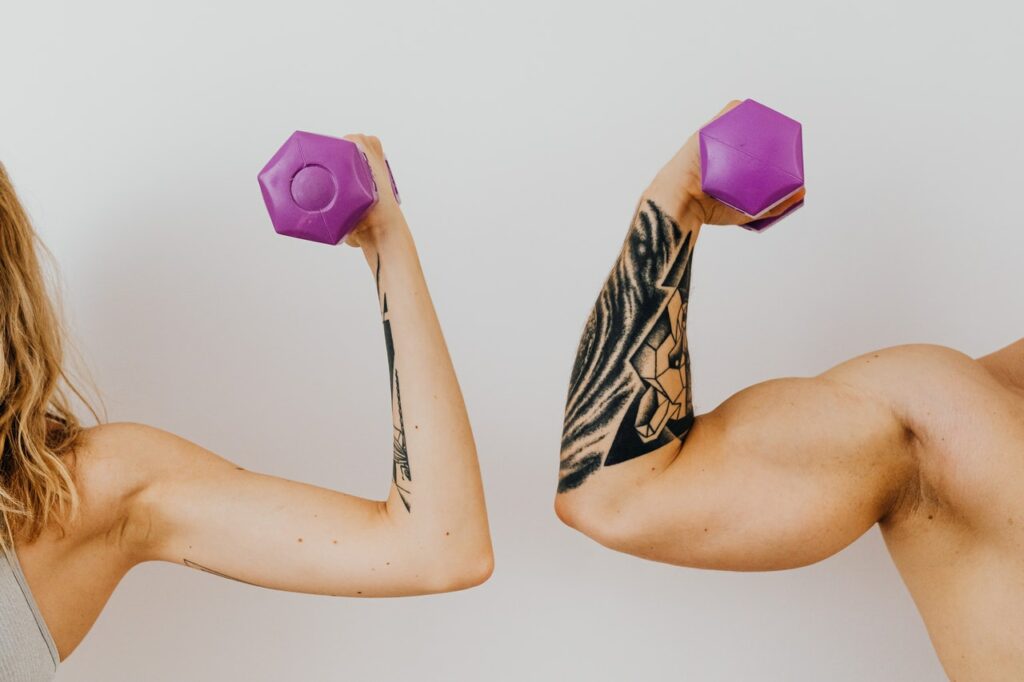 Mann und Frau Tattoo Krafttraining Krafttraining Übungen ohne Fitnessstudio Workout zu Hause Workout