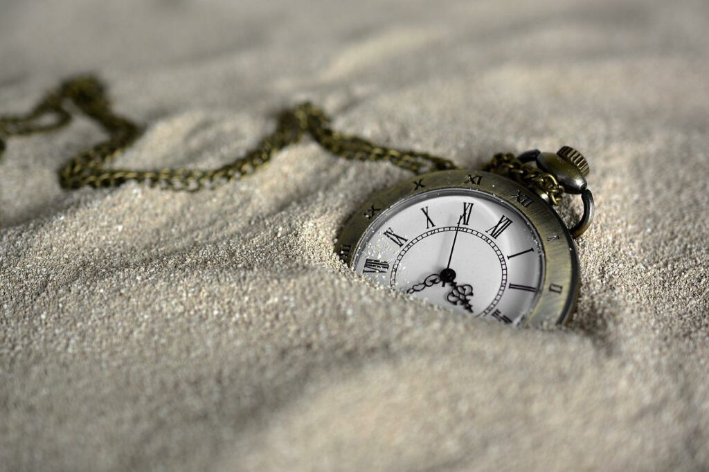 Taschenuhr im Sand Wann auf Tiktok posten 2022 Die besten Zeitpunkte je Tag