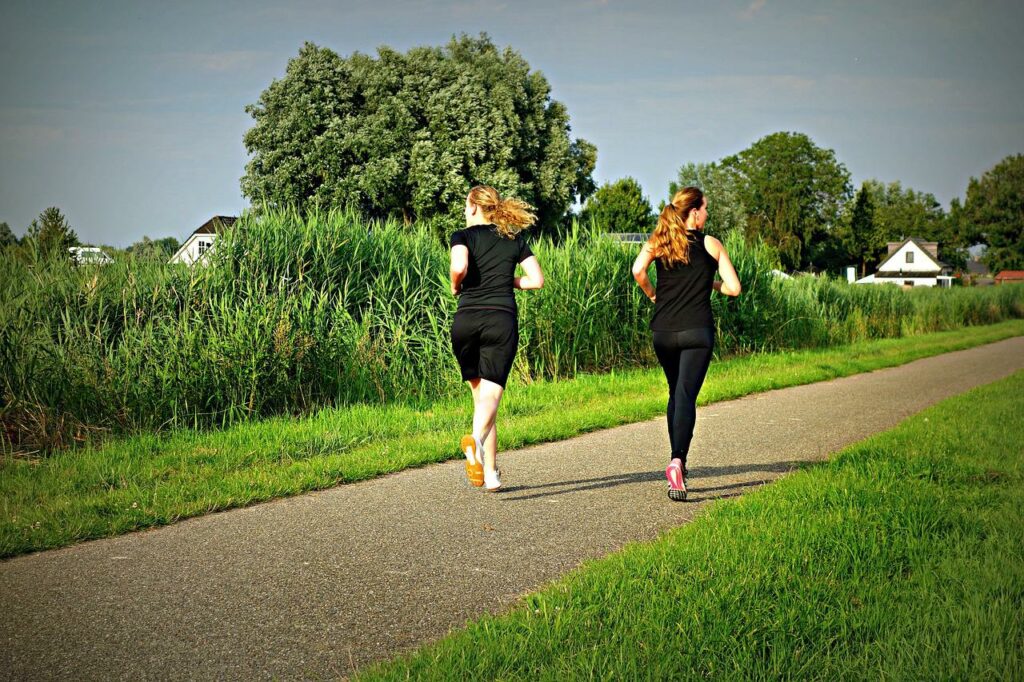 zwei junge Frauen beim Joggen Beste Zeit zum Joggen abnehmen morgens oder abends