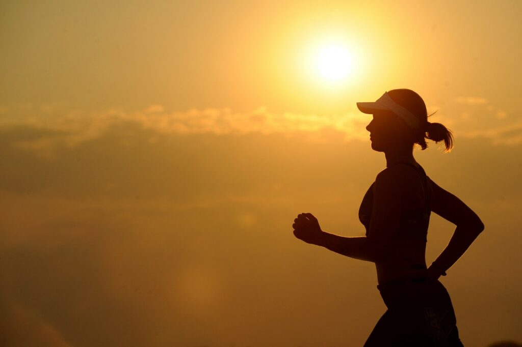Frau Sonne joggen Hintergrund Lauftraining mit Nahrungsergänzungsmitteln steigern Darauf achten!