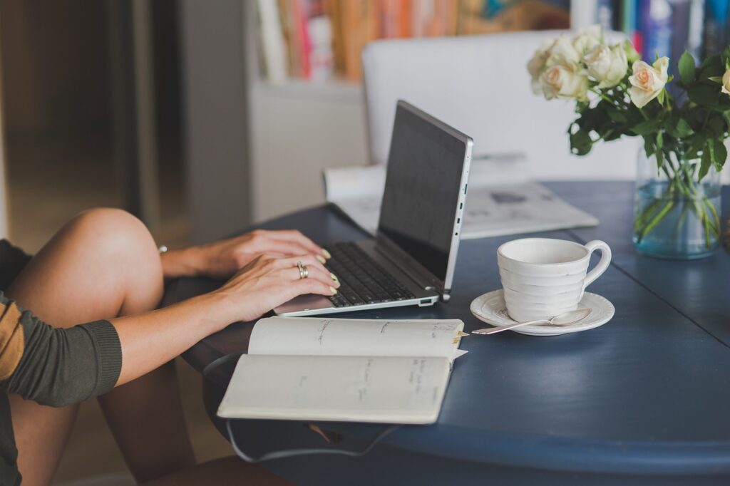 Frau am Laptop Tasse Tee Notizblock Durchstarten mit dem Blog So kann der Erfolg gelingen