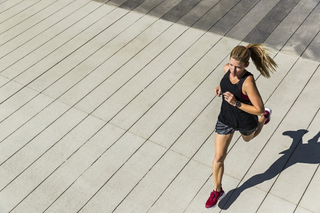 Frau joggen frische Luft Sonne Mit dem Joggen anfangen Tipps und Tricks