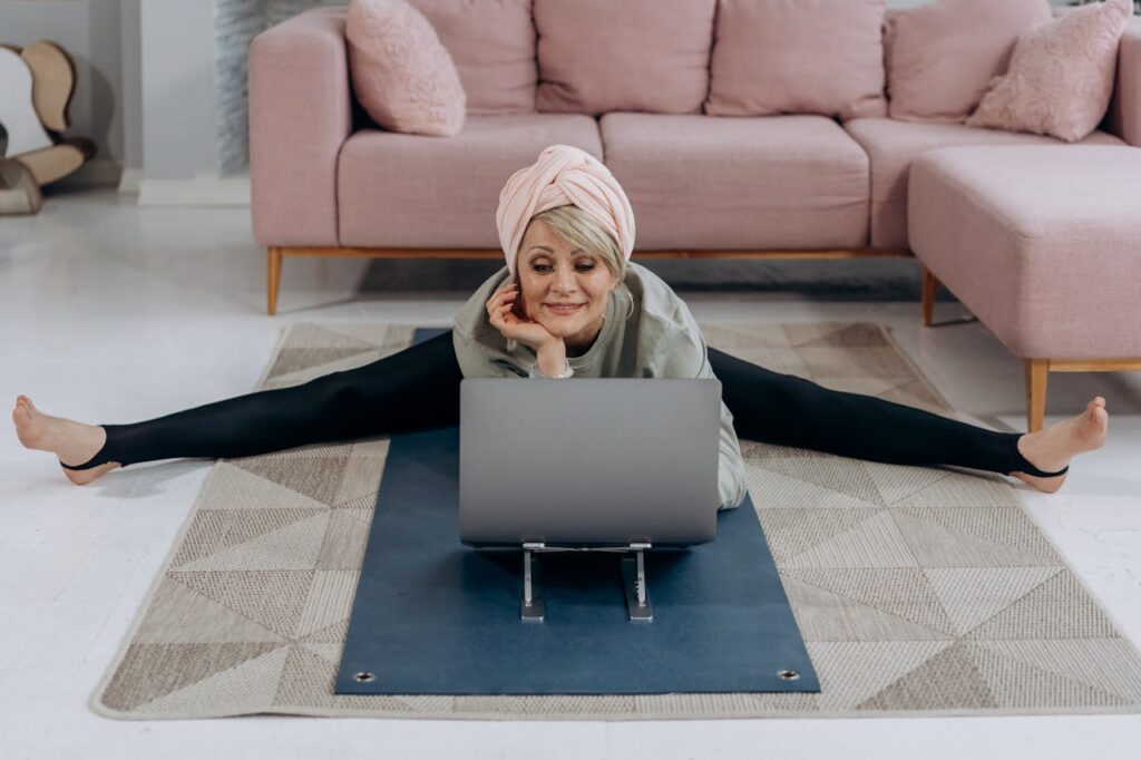 Frau Yoga Laptop SEO für Fitnesstrainer Mehr Sichtbarkeit, mehr Kunden, mehr Erfolg