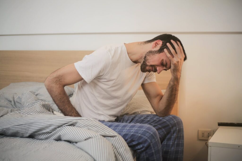 Mann krank Verspannungen Rotlicht Lampe Wirkung, Anwendung und der Unterschied zu Infrarot